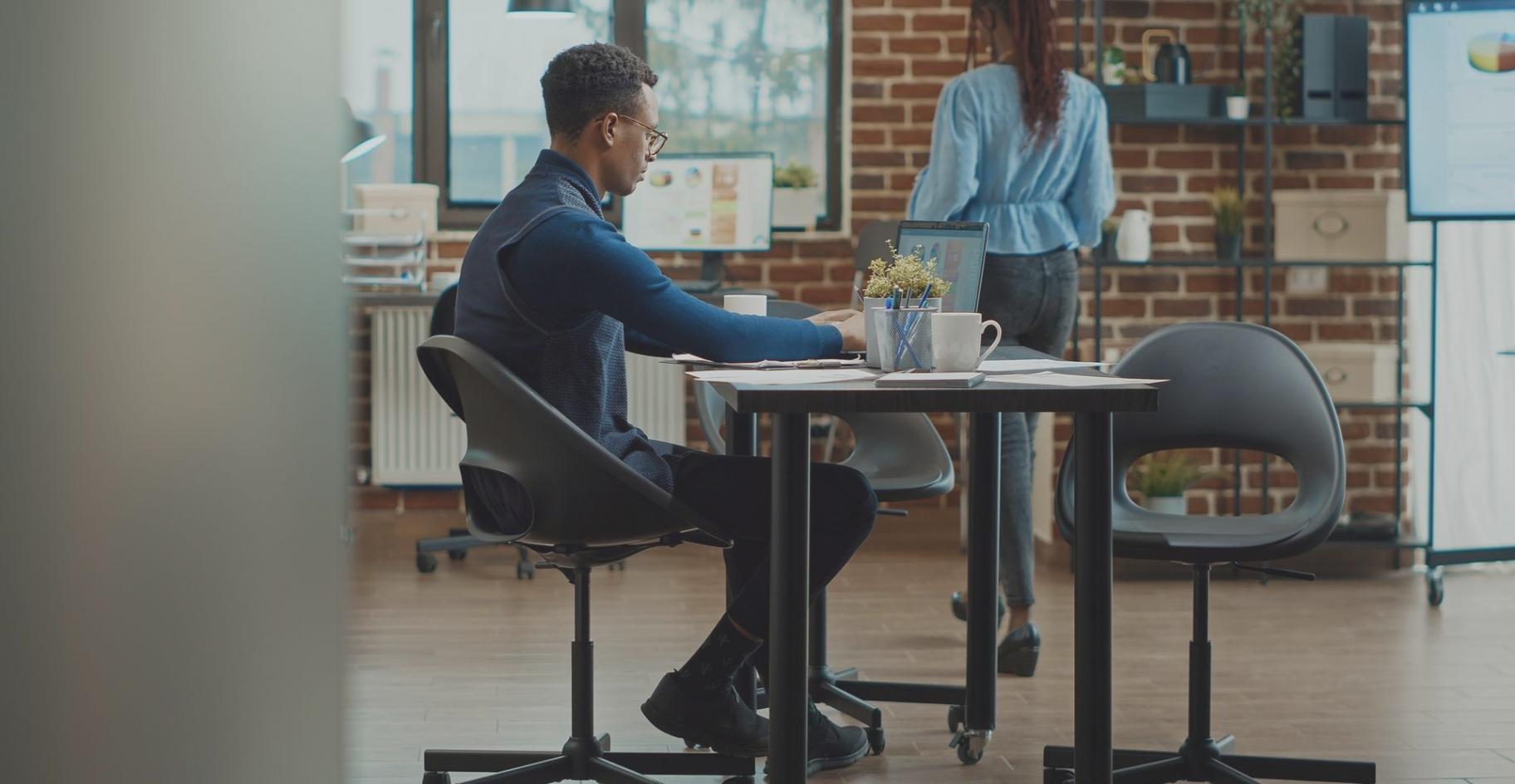 Familie bei der gemeinsamen Finanzplanung am Küchentisch